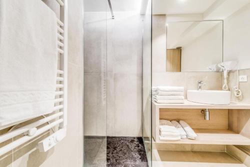 une salle de bain avec douche et lavabo dans l'établissement Résidence Palafour - Studio 4 complètement rénové, confort moderne - balcon vue lac MAE-3389, à Tignes