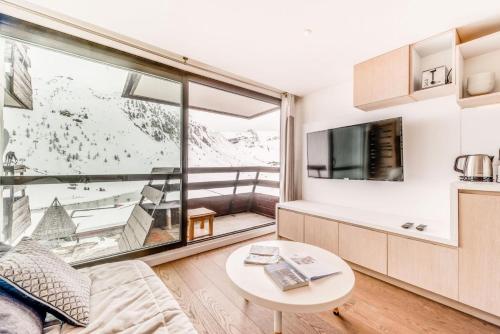 un salon avec une table et une grande fenêtre dans l'établissement Résidence Palafour - Studio 4 complètement rénové, confort moderne - balcon vue lac MAE-3389, à Tignes