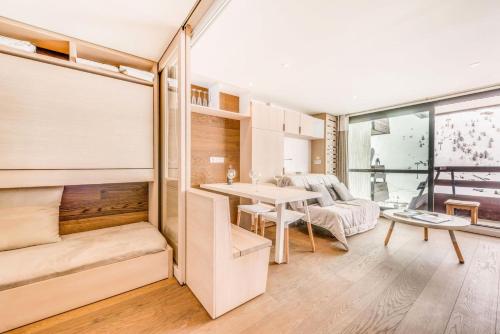 Ce petit appartement comprend une salle à manger et un salon. dans l'établissement Résidence Palafour - Studio 4 complètement rénové, confort moderne - balcon vue lac MAE-3389, à Tignes