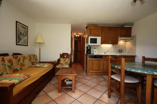 un salon avec un canapé et une cuisine dans l'établissement Résidence Les Hauts De Chavants - Hauts de Chavants Berard 01 MAE-6419, aux Houches