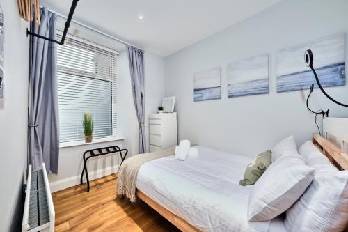 ein Schlafzimmer mit einem Bett und einem Fenster in der Unterkunft Princess Green 1 - Portrush by the Sea in Portrush