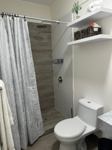 Bilik mandi di 1Br AC San Isidro Apartment
