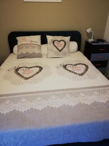 - un lit avec 2 oreillers en pied dans l'établissement Maison neuve au cœur du Golf du Morbihan, à Plougoumelen