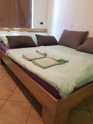 Postel nebo postele na pokoji v ubytování Apartmani Petra
