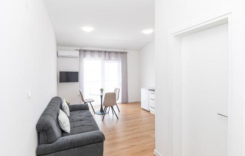 1 Bedroom Nice Apartment In Kastel Kambelovac