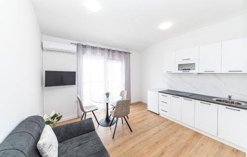 1 Bedroom Nice Apartment In Kastel Kambelovac