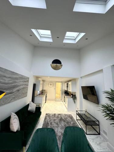 Televisyen dan/atau pusat hiburan di Spacious Luxury 2bd - Long Term