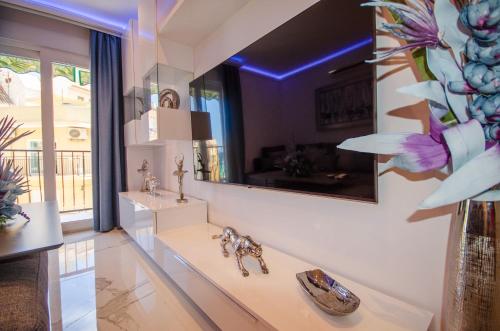 - un salon avec un miroir et un lavabo dans l'établissement OASIS - PALM Old Town, à Benidorm