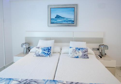 - une chambre avec 2 lits dotés d'oreillers bleus et blancs dans l'établissement OASIS - PALM Old Town, à Benidorm