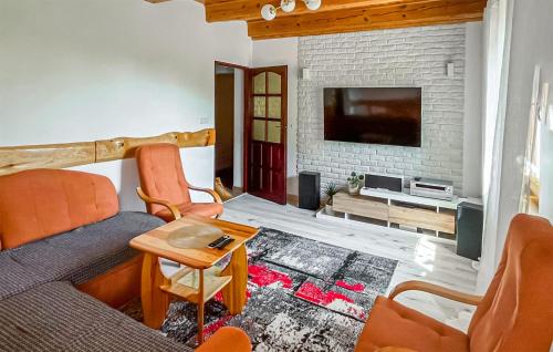 salon z kanapą i telewizorem w obiekcie Gorgeous Home In Slawno With Wifi w mieście Sławno