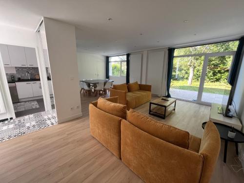 una sala de estar con un sofá y una mesa en Modern House next Disneyland, en Esbly