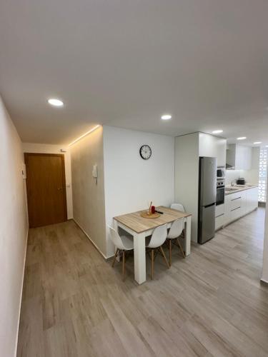 a kitchen and dining room with a table and chairs at El Mirador De Casablanca in Alcantarilla