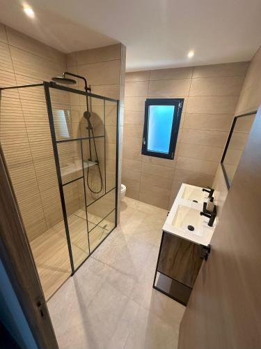 une salle de bain avec douche et lavabo dans l'établissement Villa moderne avec piscine Avignon, à Avignon