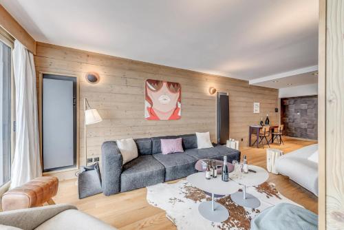 un salon avec un canapé et une table dans l'établissement Résidence Phoenix - 4 pièces 6 personnes 4 MAE-7211, à Tignes