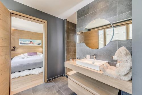 une salle de bain avec un lavabo et un lit dans l'établissement Résidence Phoenix - 4 pièces 6 personnes 4 MAE-7211, à Tignes