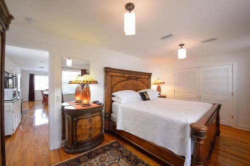 a bedroom with a bed and a table with a lamp at Old Colorado Inn in Stuart