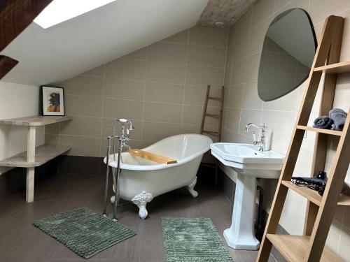une salle de bain avec une baignoire et un lavabo dans l'établissement Chic et cosy, à Passy