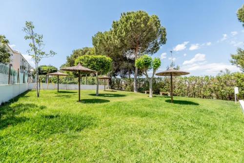 Apartamento bajo con terraza y piscina