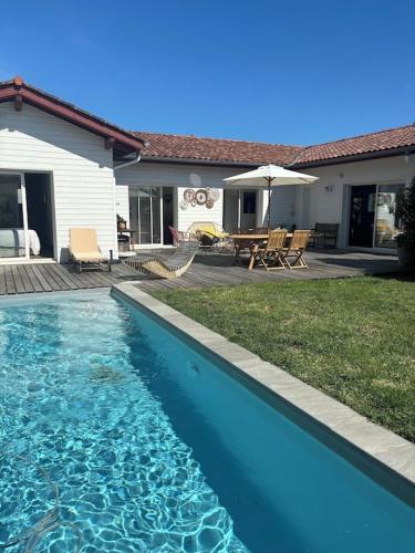 une piscine devant une maison dans l'établissement BIDART villa proche des plages et commodités, au calme, piscine chauffée, à Bidart
