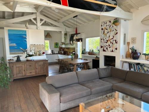 un salon avec un canapé et une table dans l'établissement BIDART villa proche des plages et commodités, au calme, piscine chauffée, à Bidart
