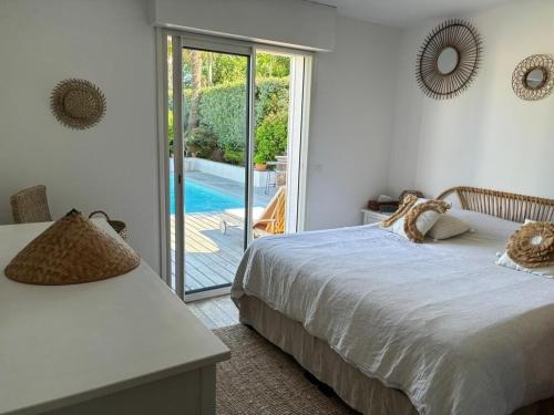 - une chambre avec 2 lits et une vue sur la piscine dans l'établissement BIDART villa proche des plages et commodités, au calme, piscine chauffée, à Bidart