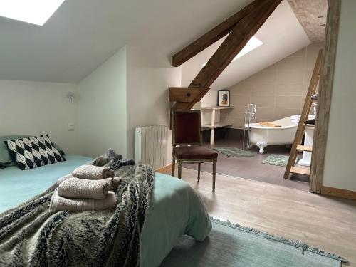une chambre avec un lit et une salle de bain avec baignoire dans l'établissement Chic et cosy, à Passy