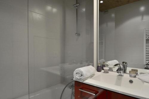 une salle de bain blanche avec un lavabo et une douche dans l'établissement Residence 3000 - Studio pour 4 Personnes 20, à Mâcot La Plagne
