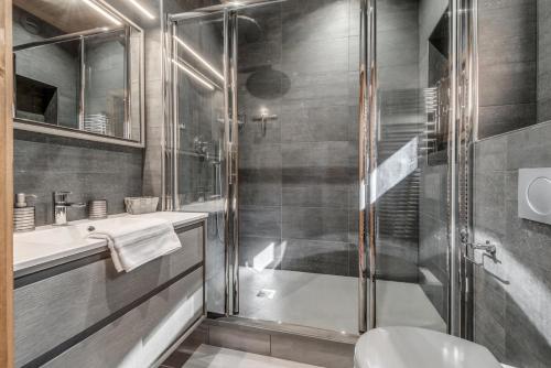 une salle de bain avec une douche, un lavabo et des toilettes dans l'établissement Chalet Zanskar - Chalet 5 - 180m2 - 6 chambres, 6 salles de bain, jacuzzi MAE-3407, à Les Boisses