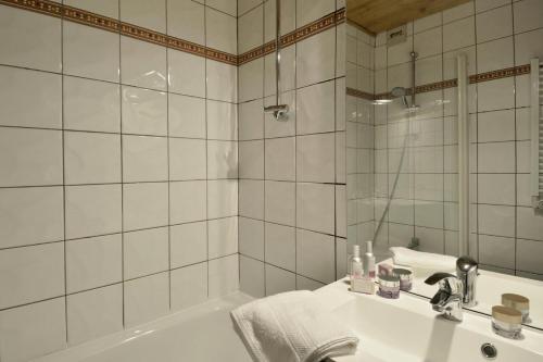 une salle de bain blanche avec un lavabo et une douche dans l'établissement Residence 3000 - Studio pour 4 Personnes 24, à Mâcot La Plagne