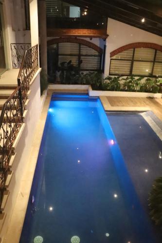 a swimming pool in the middle of a house at Hotel Cuamanco in Huamantla