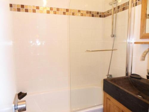 une salle de bain avec douche et lavabo dans l'établissement Résidence Pierre De Soleil - Studio pour 4 Personnes 39, à Mâcot La Plagne