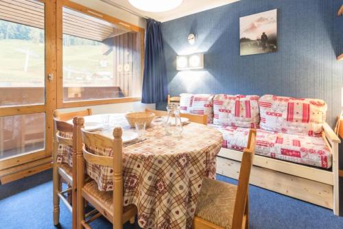 une salle à manger avec une table et un lit dans l'établissement Résidence La Traverse - Appartement duplex situé en centre station MAE-9024, à La Plagne Tarentaise