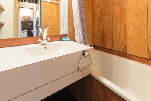 une salle de bain avec un lavabo et une baignoire dans l'établissement Résidence La Traverse - Appartement duplex situé en centre station MAE-9024, à La Plagne Tarentaise
