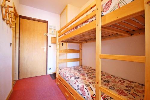 - une chambre avec 2 lits superposés et une porte dans l'établissement Résidence Les Charmettes - Studio avec coin motagne 4 personnes Montalbert MAE-9294, à Aime La Plagne
