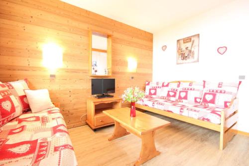 un salon avec un canapé et une télévision dans l'établissement Résidence Le De 1 - Bel appartement spacieux MAE-4534, à La Plagne Tarentaise