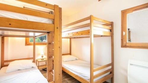 deux lits superposés dans une chambre avec fenêtre dans l'établissement Chalets De La Vanoise - Les Chalets de la Vanoise CV1305 MAE-9964, à Villarodin-Bourget