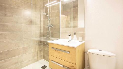 une salle de bain avec une douche, des toilettes et un lavabo dans l'établissement Chalets De La Vanoise - Les Chalets de la Vanoise CV1305 MAE-9964, à Villarodin-Bourget
