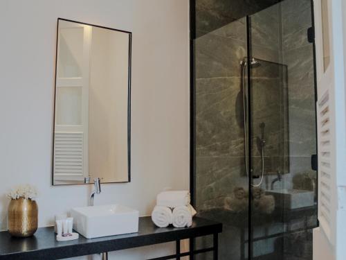a bathroom with a shower and a sink at Boutique Hotel Castelinho in Rio de Janeiro