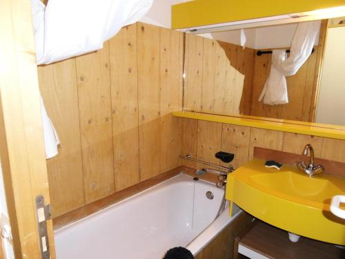 une salle de bain avec une baignoire et un lavabo dans l'établissement Résidence Themis - Studio pour 4 Personnes 931, à Aime La Plagne