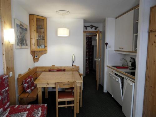 une petite cuisine avec une table en bois dans une pièce dans l'établissement Résidence Themis - Studio pour 4 Personnes 931, à Aime La Plagne