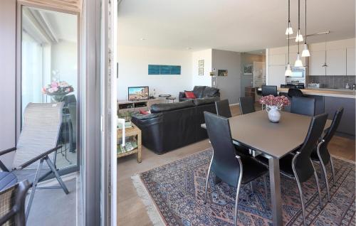 Un comedor y una sala de estar con mesa y sillas. en Residentie Vent De Sable R116, en Ostende