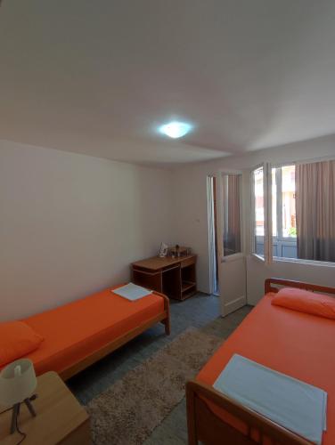 Ένα ή περισσότερα κρεβάτια σε δωμάτιο στο Apartman Sutomore