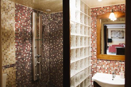 une salle de bain avec une douche, un lavabo et un miroir dans l'établissement Sentier du Clos, à Nemours
