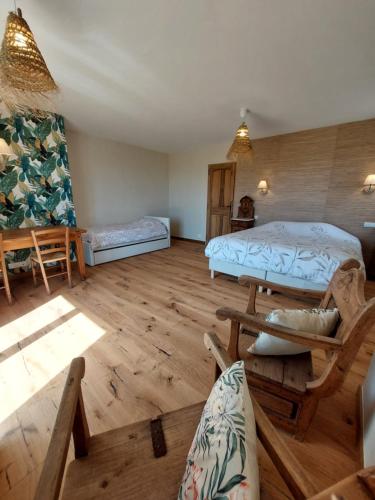 une chambre avec un lit, une table et des chaises dans l'établissement Quiétude Provençale, à Mons