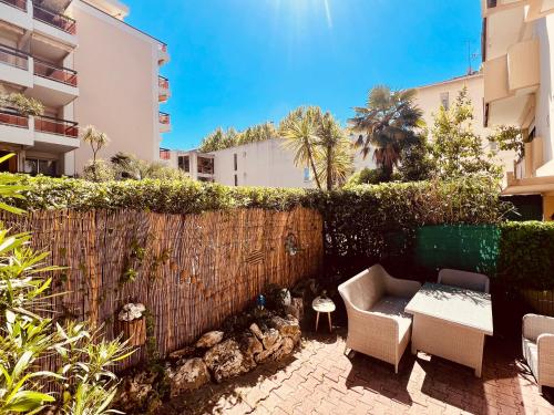 Zahrada ubytování La Beau'M Juan Les Pins centre ville 200m de la mer terrasse et jardin