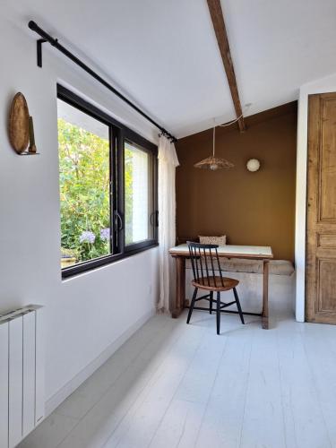 une salle à manger avec une table et une fenêtre dans l'établissement Maison Brunes, à Téteghem