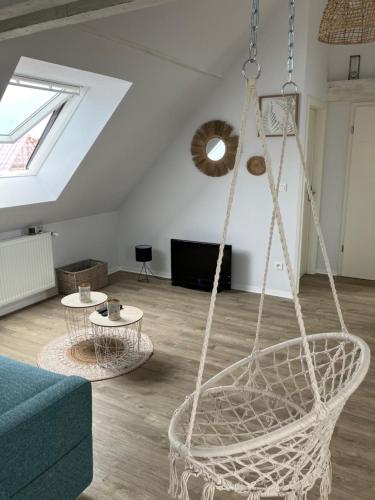 une chambre avec un hamac dans le salon dans l'établissement Appartement 3 Pièces Porche Europapark et Rulantica, à Sand