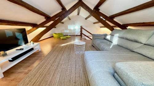 Una sala de estar con un sofá y un televisor de pantalla plana. en The Cliffs - Barqueiro Paradise, en O Barqueiro