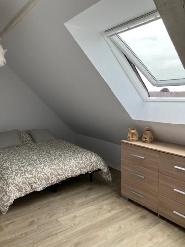 une chambre avec un lit et une fenêtre dans l'établissement Appartement 3 Pièces Porche Europapark et Rulantica, à Sand