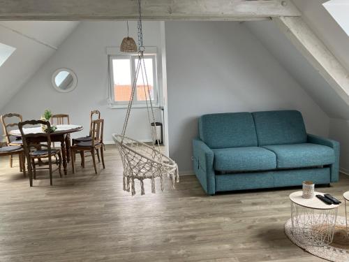 un salon avec un canapé bleu et une table dans l'établissement Appartement 3 Pièces Porche Europapark et Rulantica, à Sand